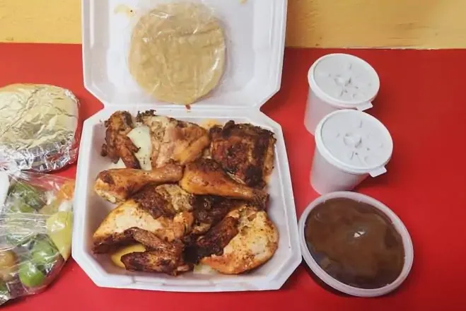 1 pollo asado al carbón