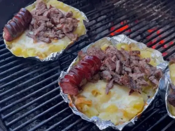 Papa asada con salchicha
