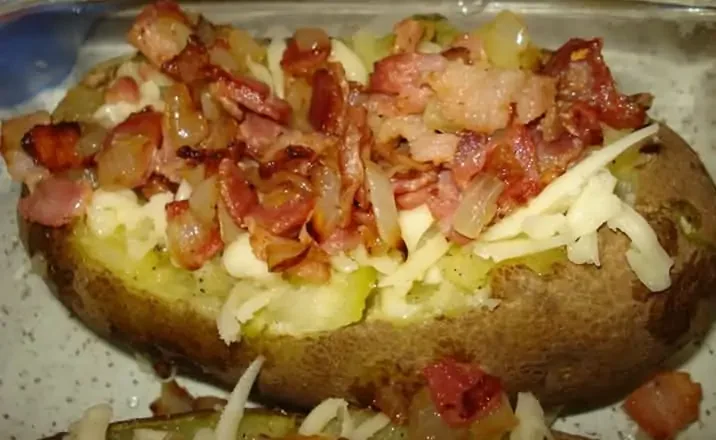 Papa asada con tocino