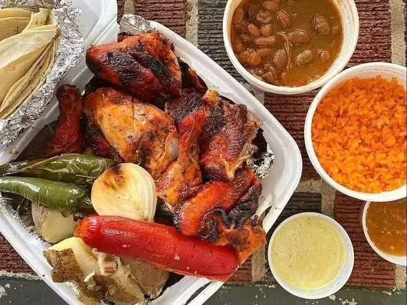 Pollo asado al carb&oacute;n con sus acompa&ntilde;amientos